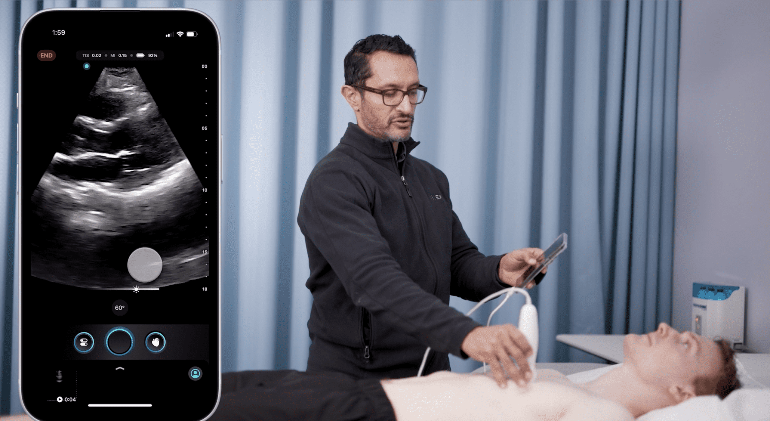 Médico usando ecógrafo ultraportátil Exo Iris en consulta clínica Chile