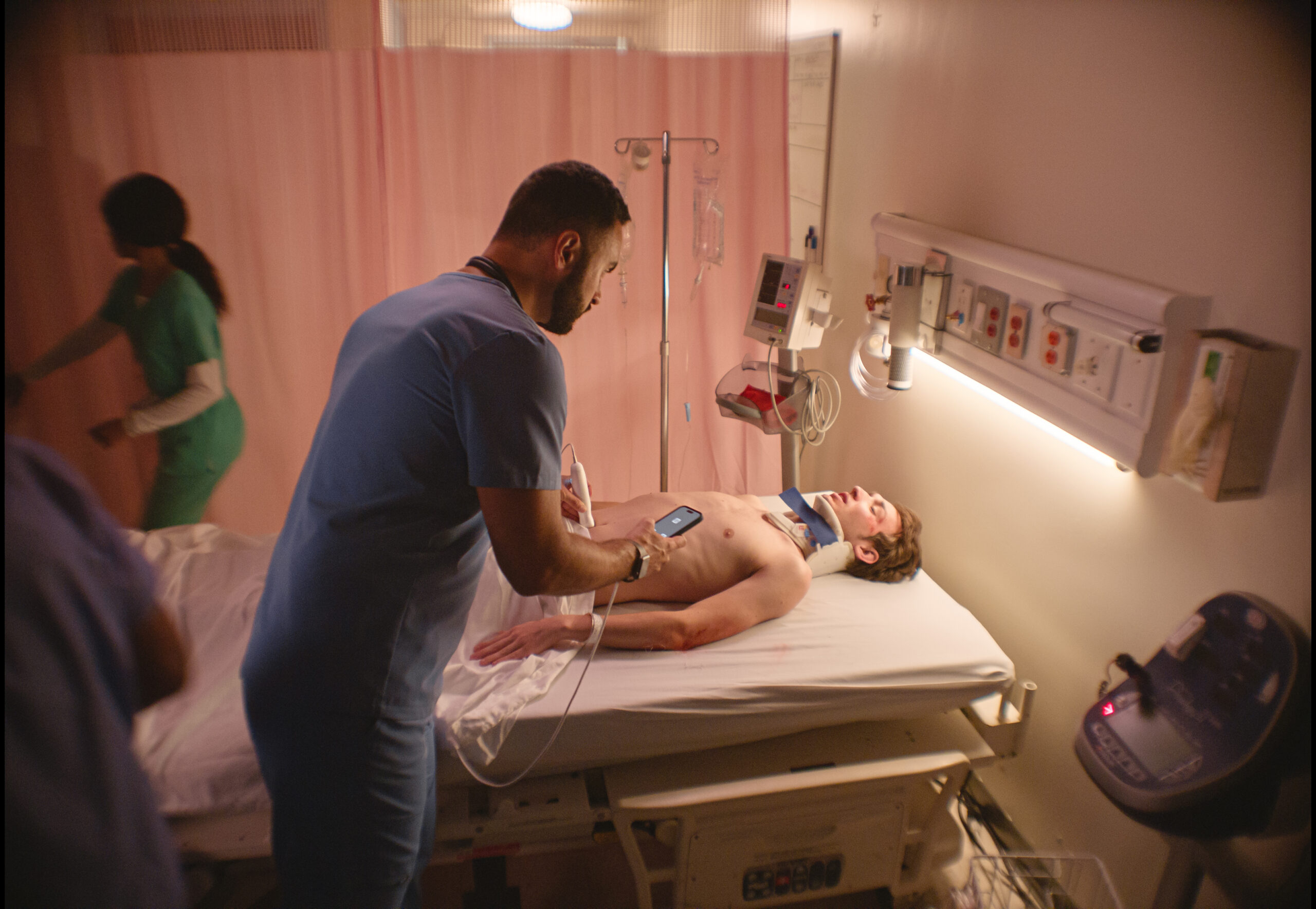 Médico usando Exo Iris en urgencias